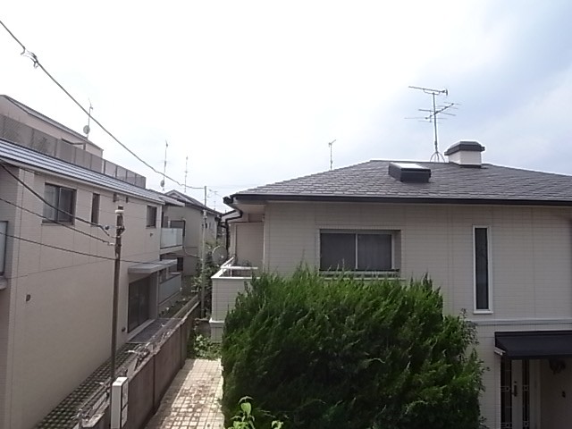 西方面の様子。住宅地なので2階建ての建物ばかりです！