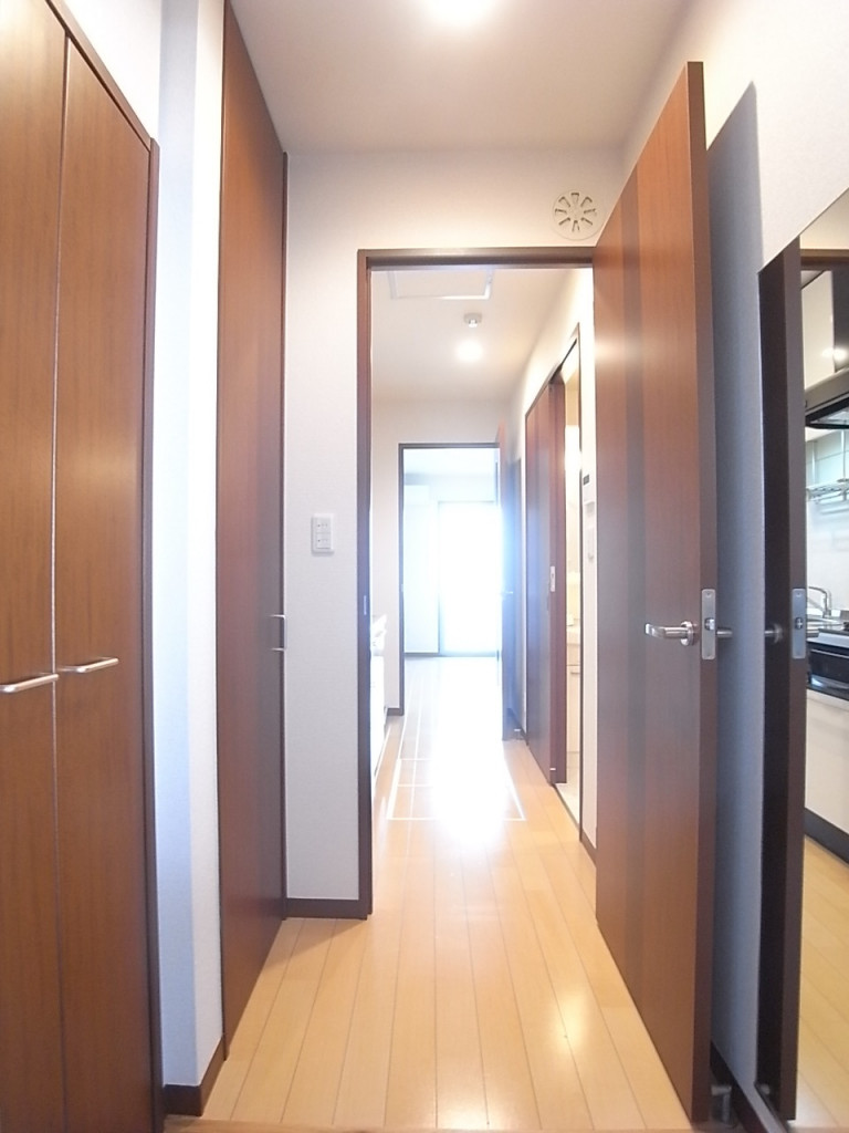 玄関から洋室を見た写真です。