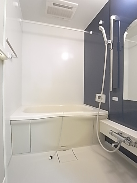 ブラウンとホワイトの配色が高級感を出しています。ファミリー必須の追い焚き機能や浴室乾燥機能つき！