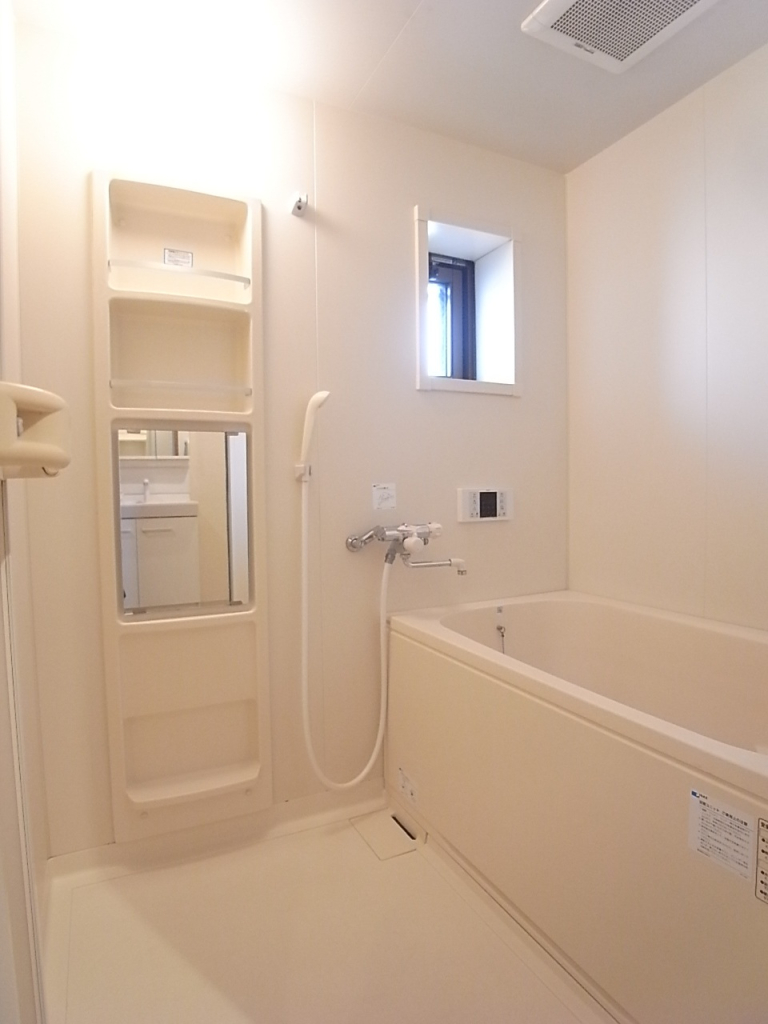 換気窓がある追い焚き付きのバスルーム！