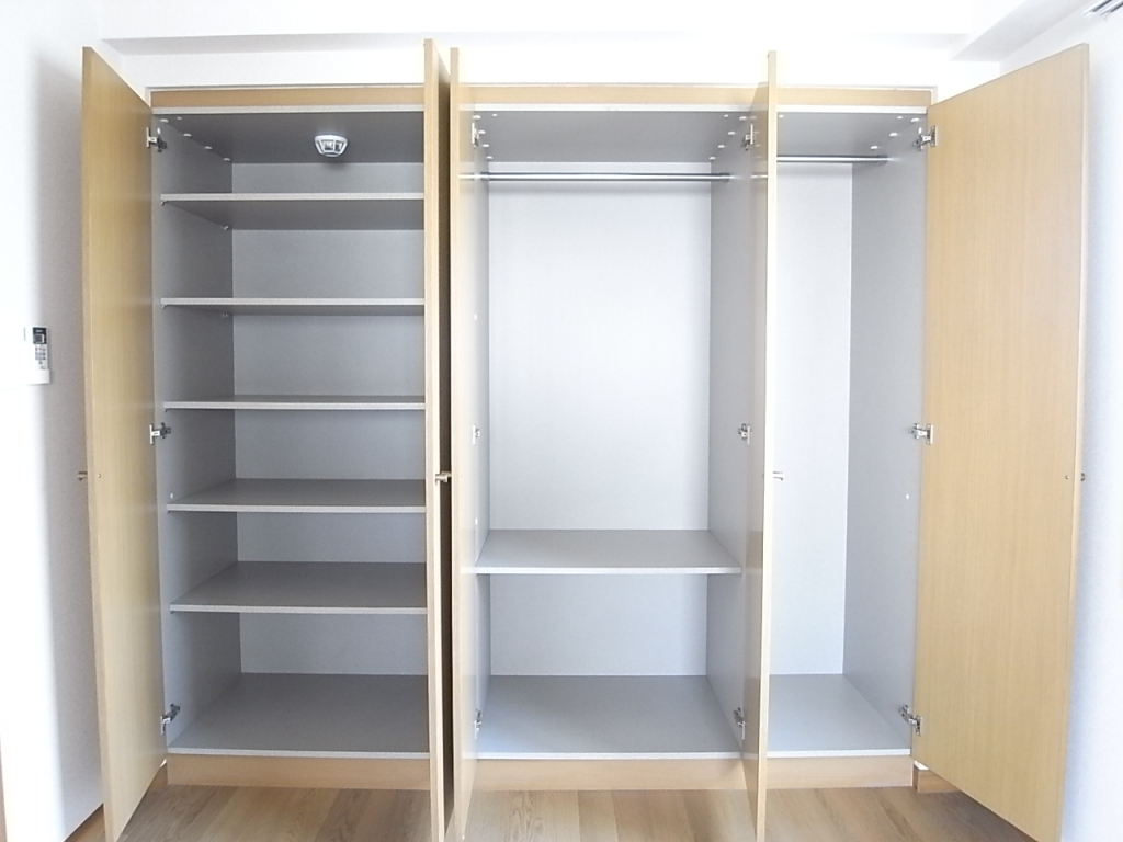 洋室収納です。リビングにも同じ収納がございます！