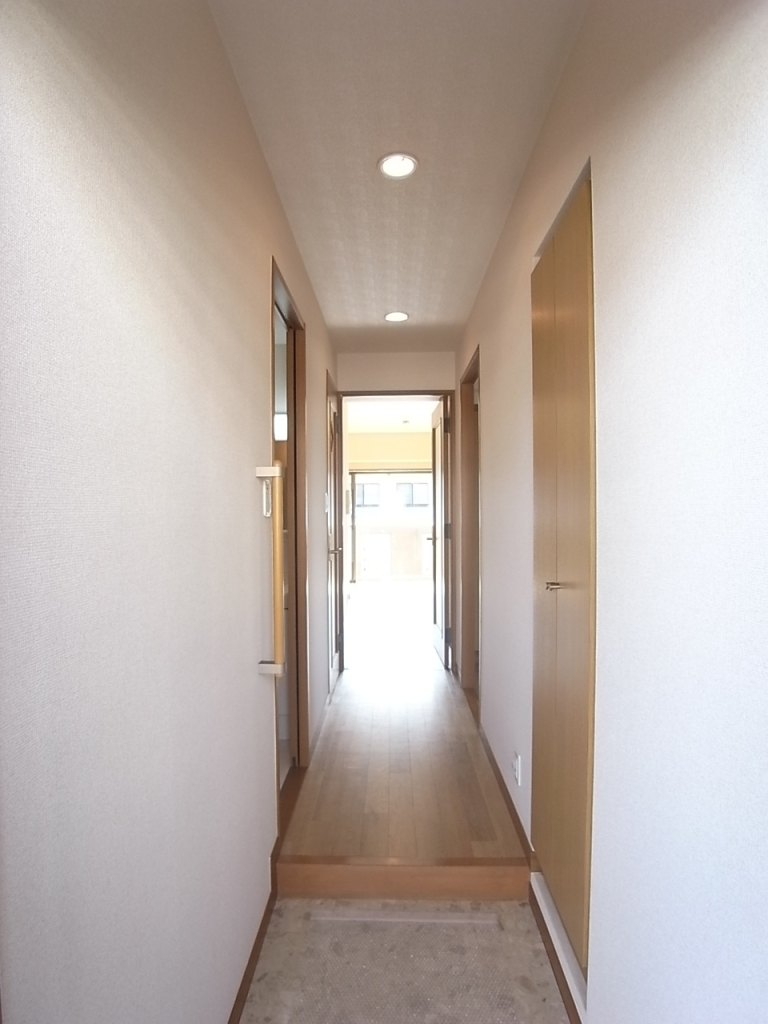 玄関から室内方向を撮影！