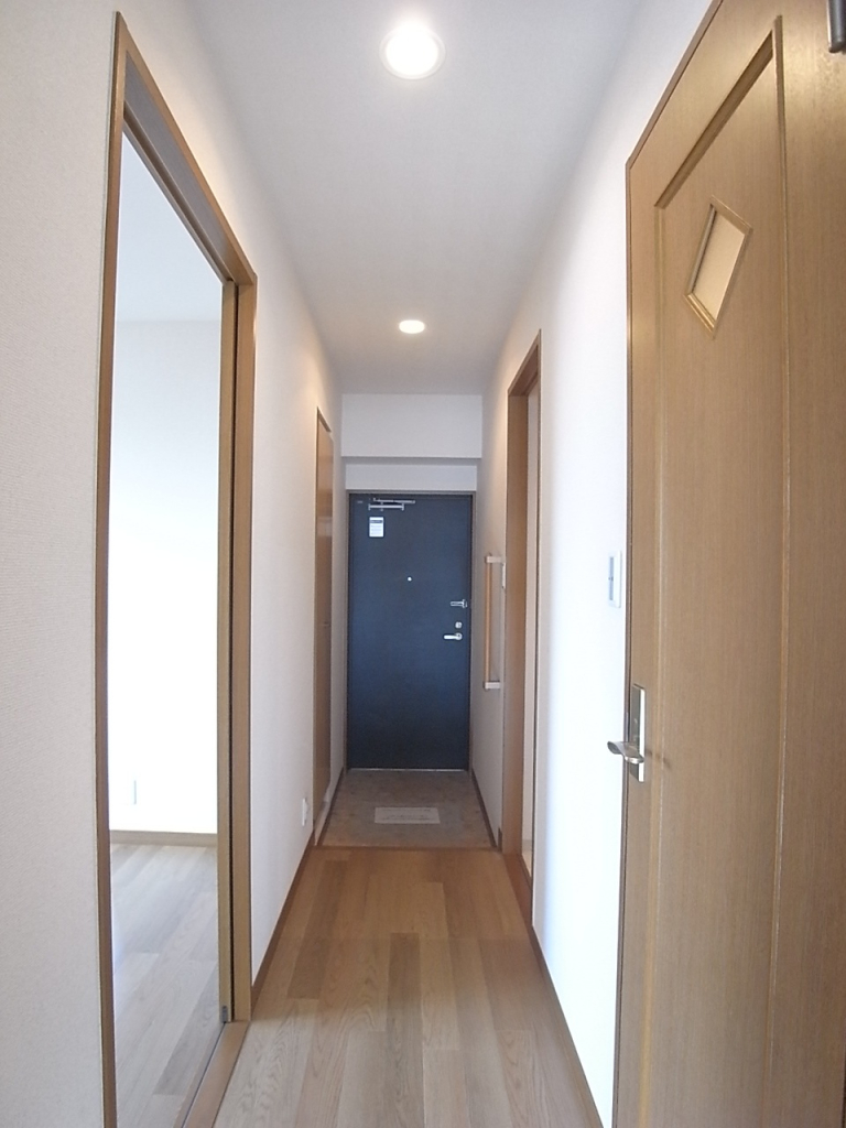 リビングから玄関方面を撮影しました。