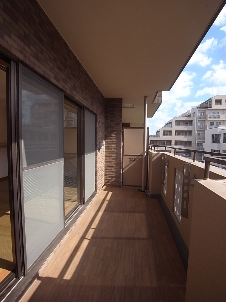 南面のバルコニー。広くていくらでも洗濯物が干せそう！