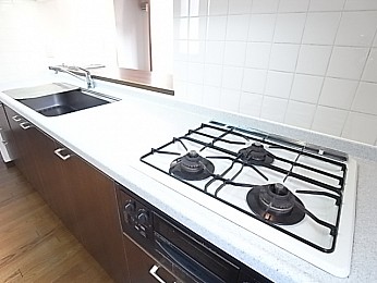 システムキッチンガス3口グリル付き！調理スペースも広々です！