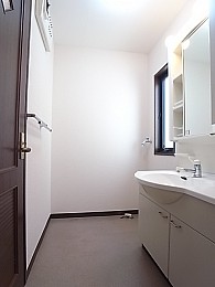 洗面所も広くて換気窓まで付いています！