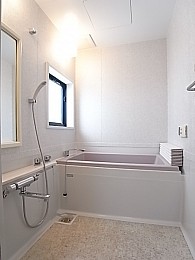 窓の付いた明るい浴室。家族に必須の追炊き機能も当然あります。