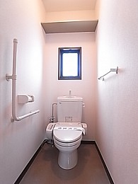 窓の付いた明るいトイレ。上部棚にはぺ^－パー類のストックが出来ます！