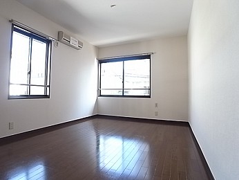 メインのベッドルーム8.1帖。北東角になります。