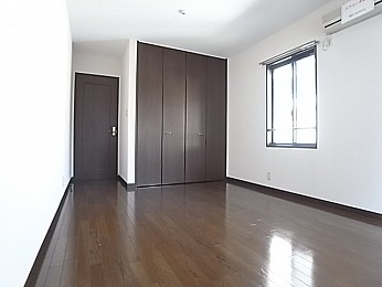 奥行ある大きな収納もあります。