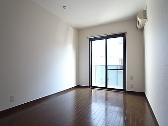 真ん中の洋室。子供部屋でも書斎にでも！