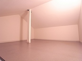 屋根裏収納。普段あまり使わない荷物の保管に便利！