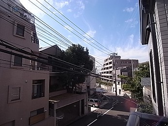 南西方面の様子。夕方までしっかり日当たりがございます！