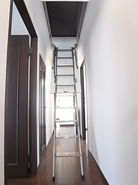 屋根裏部屋へ行くための階段
