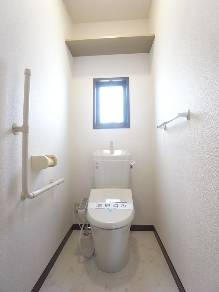 窓の付いた明るいトイレ。上部棚にはぺ^－パー類のストックが出来ます！
