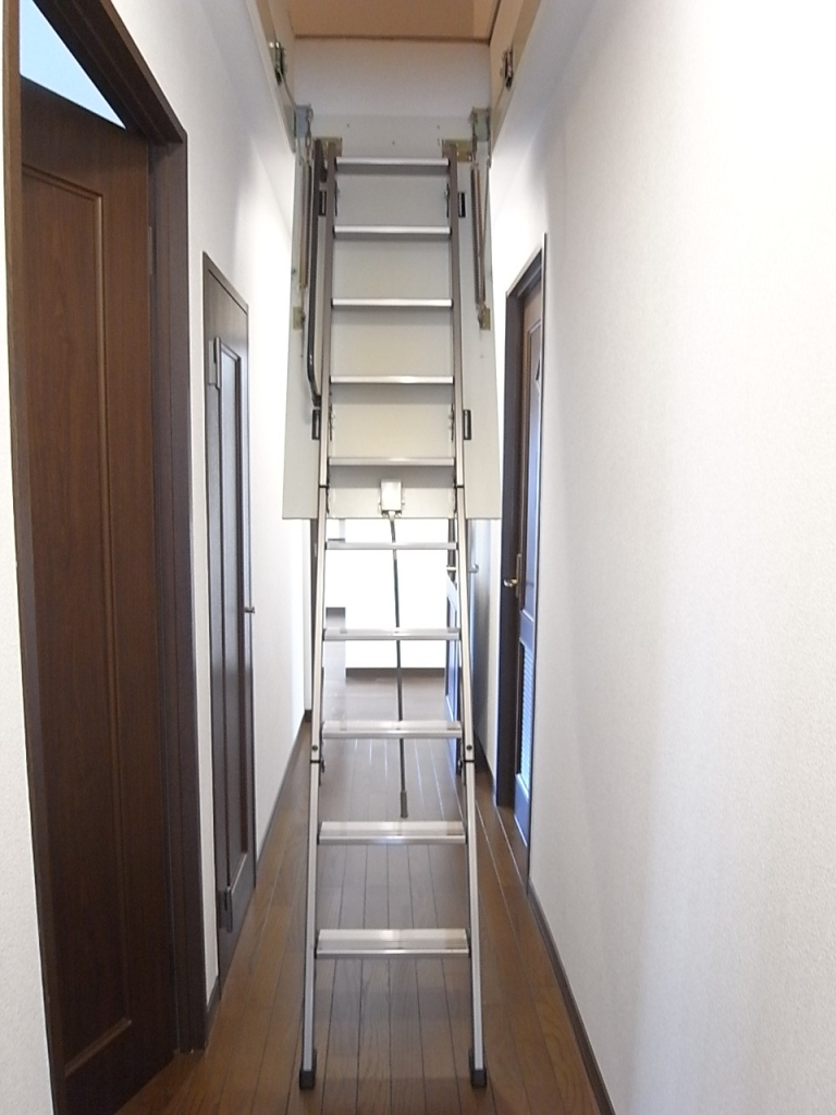 屋根裏部屋へ行くための階段