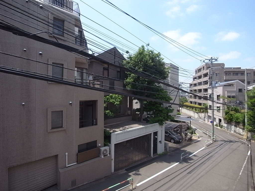 南西方面の様子。夕方までしっかり日当たりがございます！