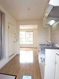廊下兼キッチン。幅が広くお料理中も狭さを感じさせない。幅140×奥242×高228