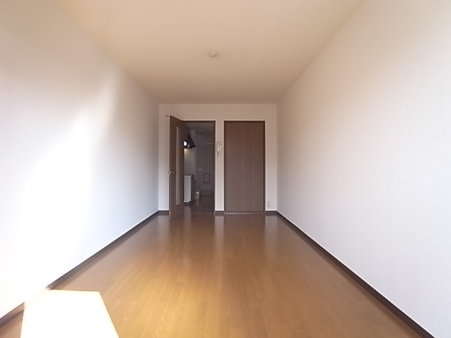 ブラウンのフローリングがお部屋に落ち着きをもたらします。