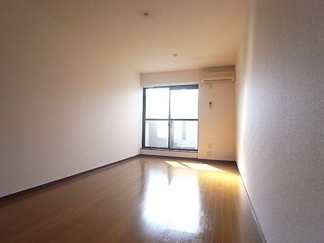 途中で仕切れば食事と寝るスペースを分けられる！？