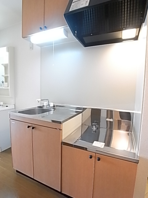 段落ちと呼ばれる。ガスコンロ設置タイプのキッチン。幅130×奥55