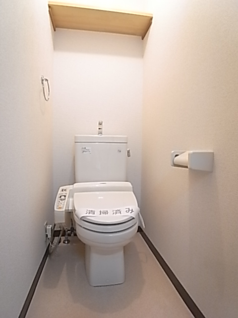 温水洗浄便座付きトイレ。上部の棚にペーパー類のストックを！幅77.6×奥127×高220