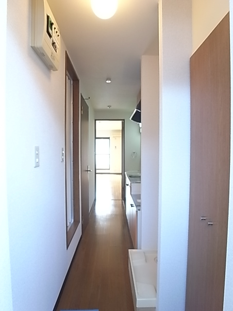 玄関を入って右手に下駄箱→洗濯機置場→キッチン→冷蔵庫置場→洗面台　幅68.2×奥403×高220