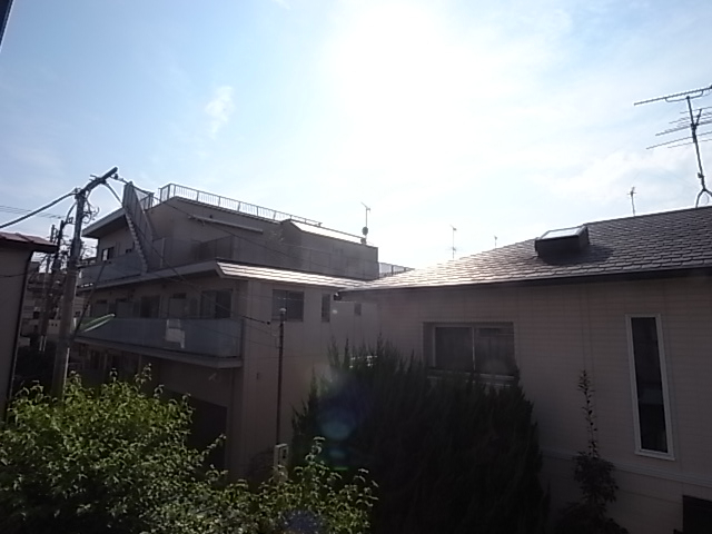 南西方面の様子。午後からの陽当たりですが高い建物がないので明るい！