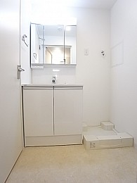 独立洗面台には便利な三面鏡！