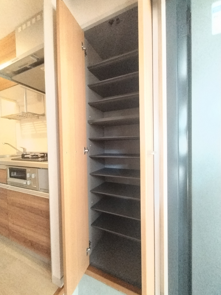 キッチン横収納