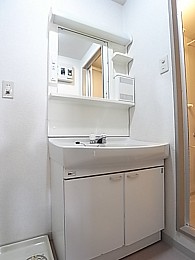 独立洗面台。朝の身だしなみはここから。