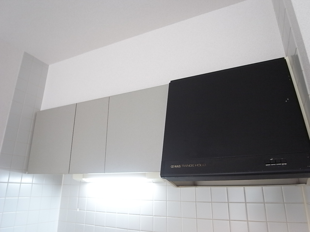 キッチン　吊戸棚