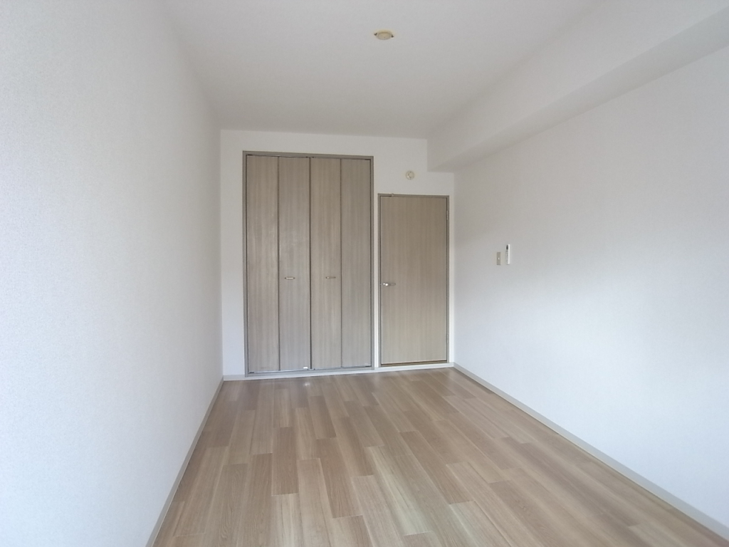 バルコニー側から撮った洋室