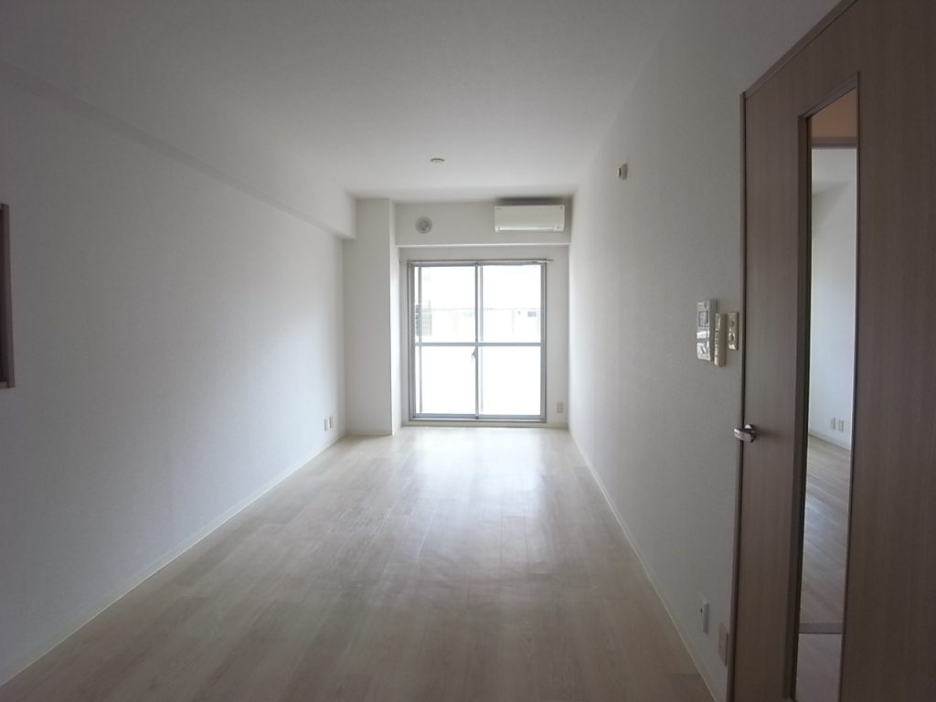 リビング　縦に長く家具も配置しやすい