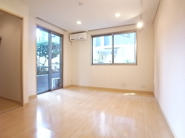 南西の角部屋で風通しと日当たりが良好！幅335×奥389×高241