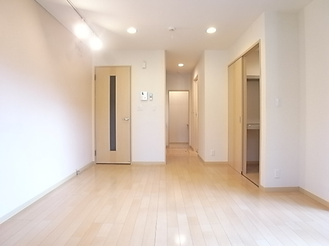 ナチュラル系色のフローリングが雰囲気を柔らかくしている。