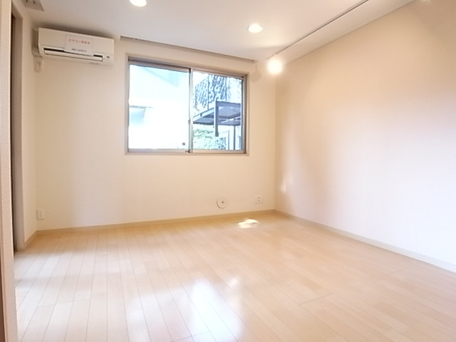 2面採光で明るい洋室！