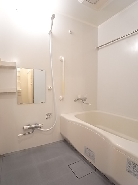 ゆったりした広さの浴室。一日の疲れをここで癒してください。