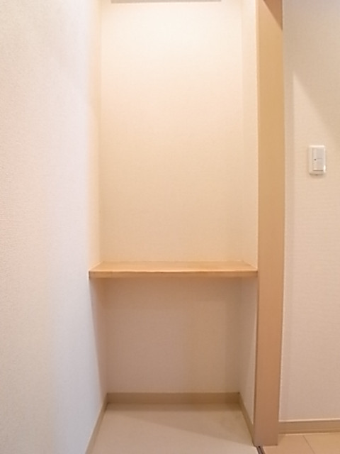 キッチン奥の洗濯スペースです。荷物もたくさん置けます！