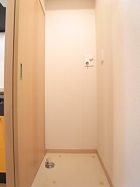 キッチン奥の洗濯機置場。