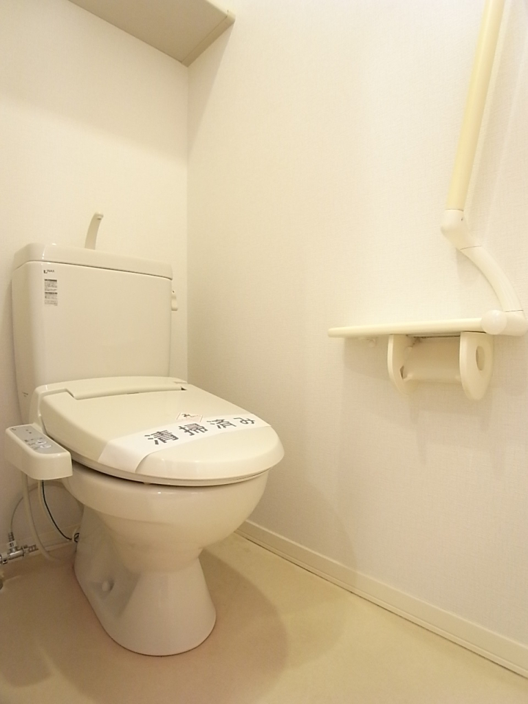 温水洗浄便座。上部棚にはペーパー類のストックを！