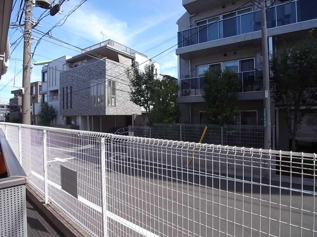 北東方向の眺望。低層の住宅地なので気持ちがいい。