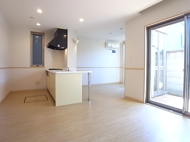 ダイニングコーナーとリビングコーナーと分けて使いやすい形！