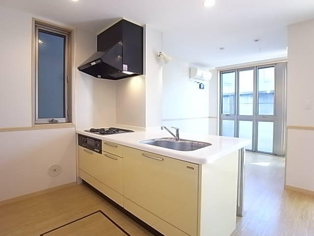 キッチンにも大きな窓があります！