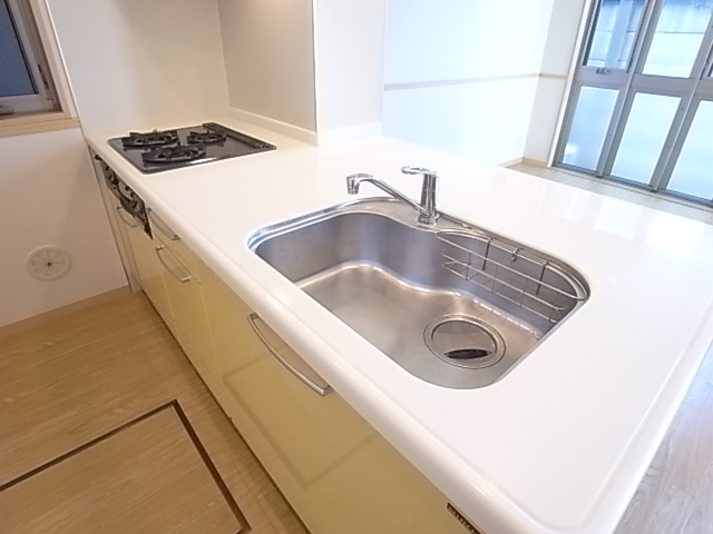 クリーム色のシステムキッチンで、お料理も楽しくなります！