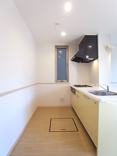 システムキッチンの背側も十分な広さ！