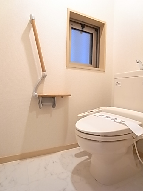 温水洗浄便座のトイレは換気窓付き！