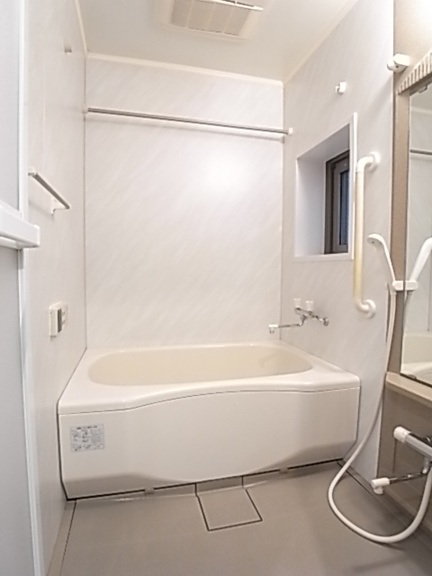 追い焚き・乾燥機能付きのバスルームにも窓があり、換気に配慮！