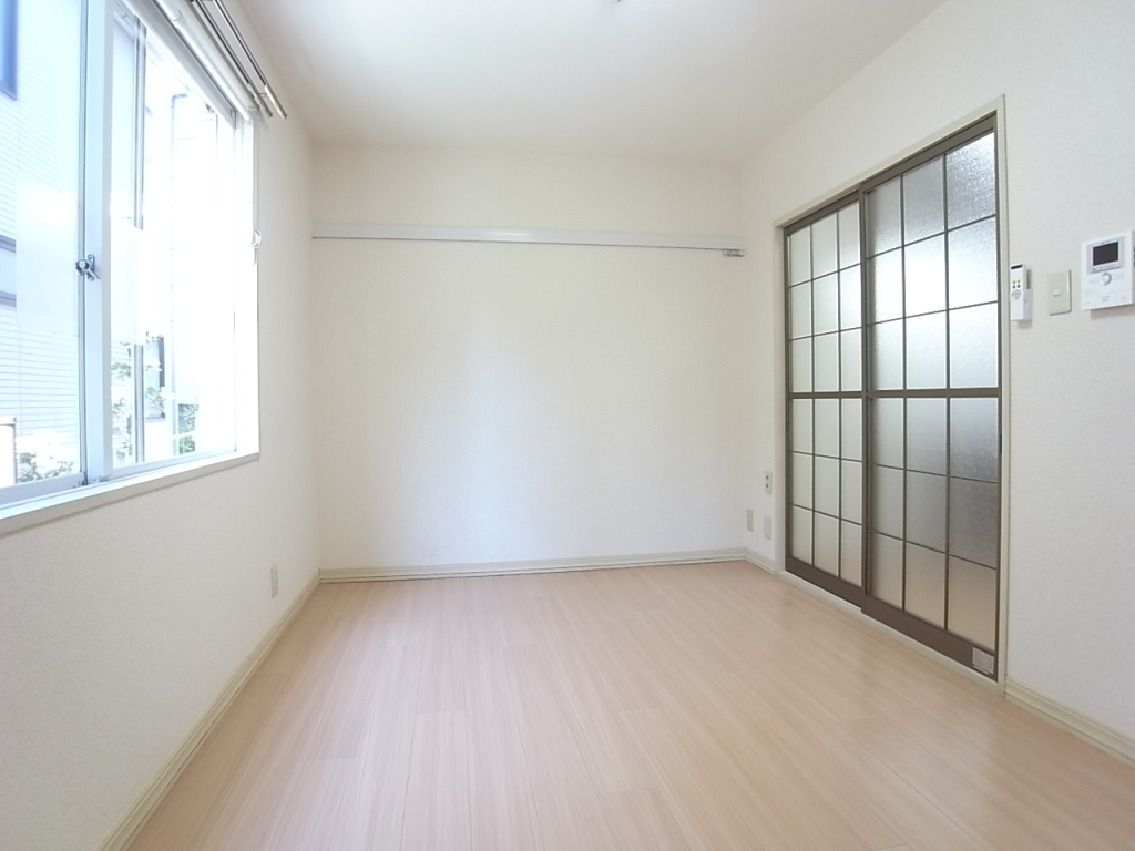 キッチンとお部屋の仕切りは引き戸で明かりも通すアクリル！