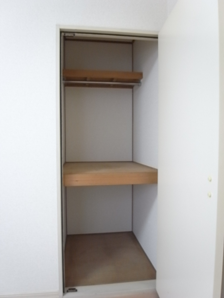 収納は押入タイプなので衣装ケースなどもしっかりとしまえます！